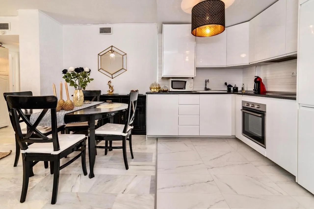 Marbella Lovely 3-Bedroom Apartment 350 M Walk To The Beach